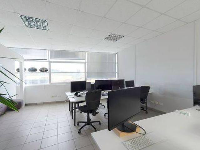 Locale Commerciale in affitto a Gazzada Schianno, Gazzada