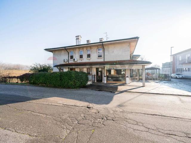 Locale Commerciale in affitto a Gazzuolo, Lombardia
