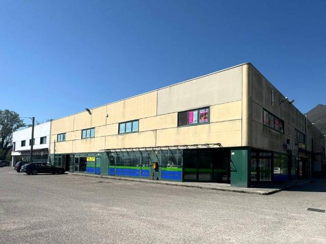 Locale Commerciale in affitto a Gemona Del Friuli, Friuli-Venezia Giulia