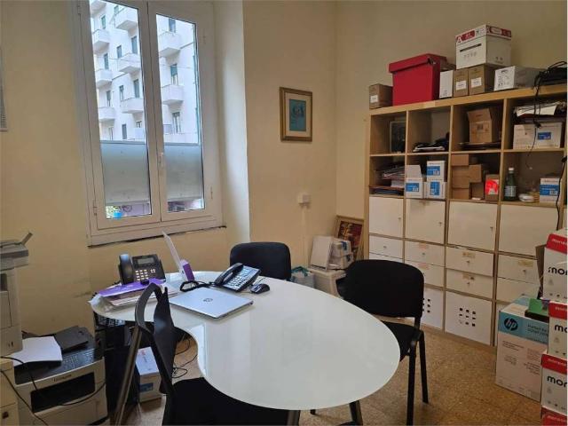 Locale Commerciale in affitto a Medio Levante, Serra Riccò