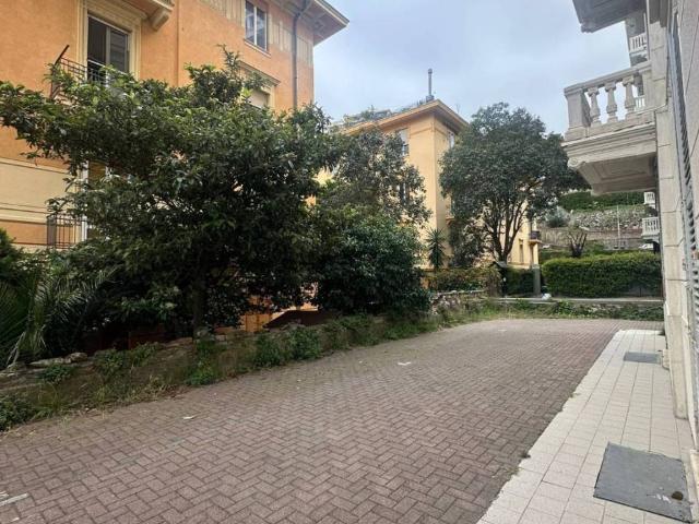 Locale Commerciale in affitto a Centro Est, Serra Riccò