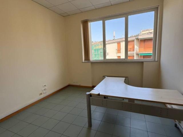 Locale Commerciale in affitto a Levante, Serra Riccò