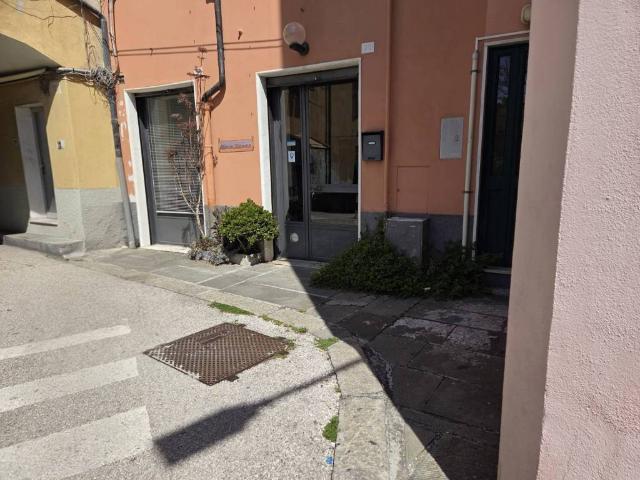 Locale Commerciale in affitto a Ponente, Serra Riccò