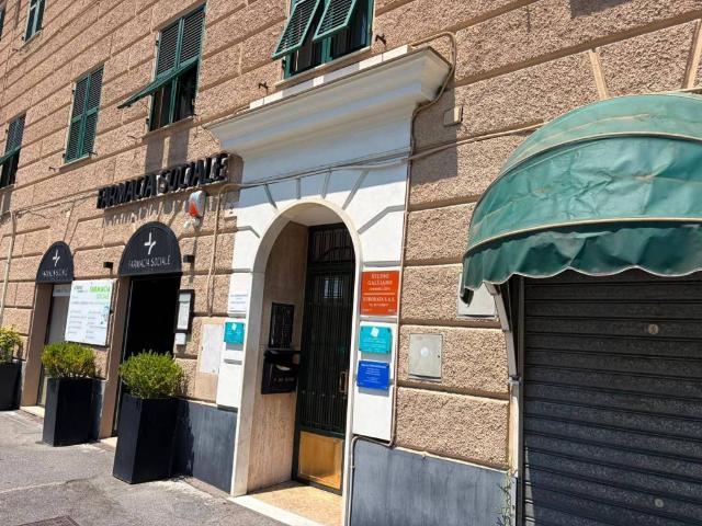 Locale Commerciale in affitto a Medio Levante, Serra Riccò