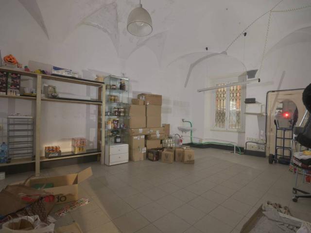 Locale Commerciale in affitto a Centro Est, Serra Riccò