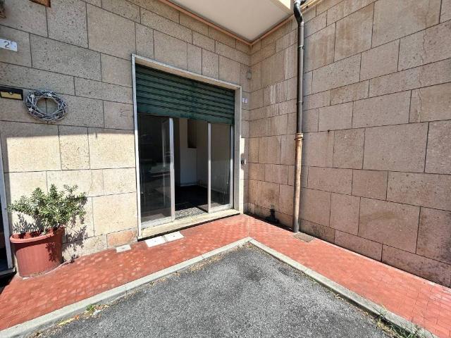 Locale Commerciale in affitto a Levante, Serra Riccò