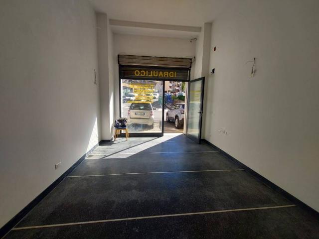 Locale Commerciale in affitto a Levante, Serra Riccò