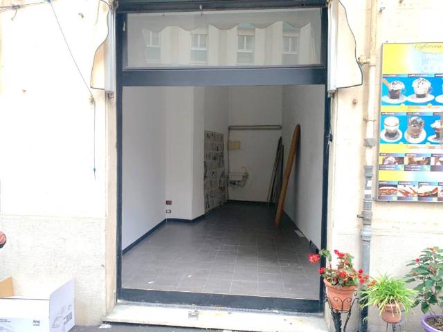 Locale Commerciale in affitto a Medio Levante, Serra Riccò