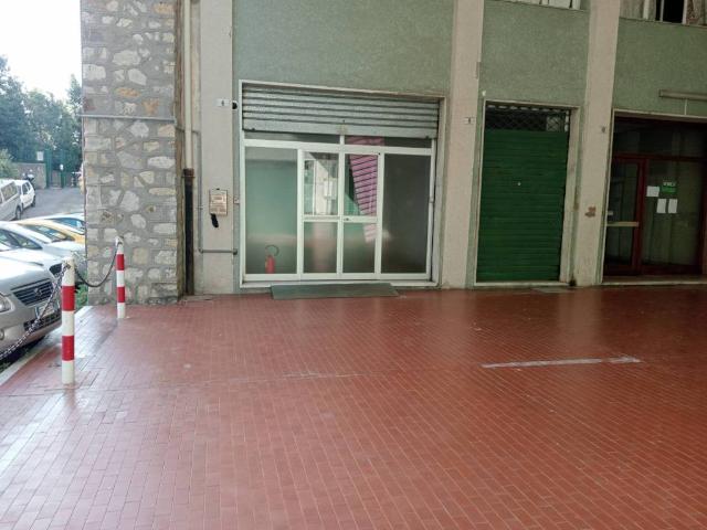 Locale Commerciale in affitto a Levante, Serra Riccò