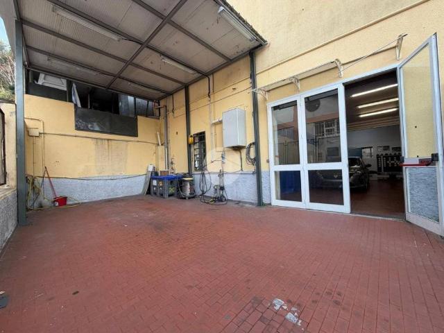 Locale Commerciale in affitto a Medio Ponente, Serra Riccò