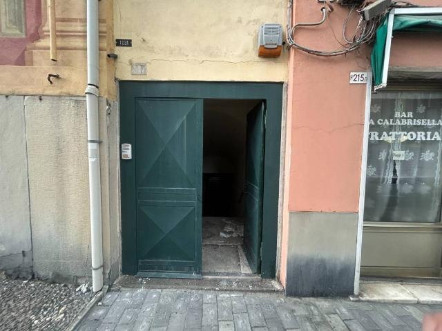 Locale Commerciale in affitto a Centro Ovest, Serra Riccò