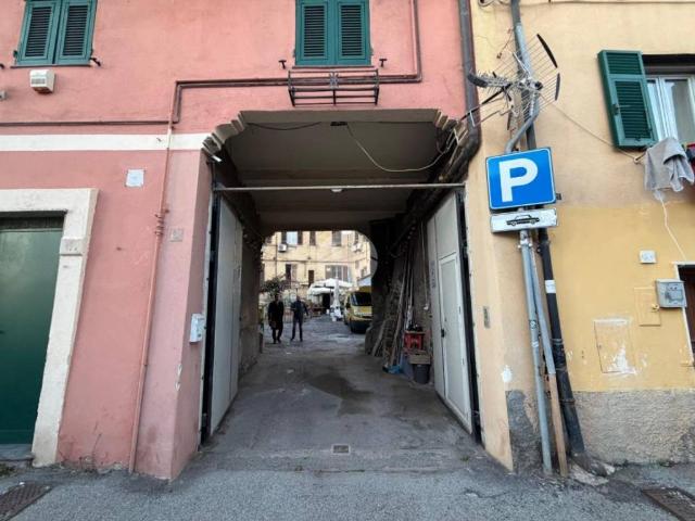 Locale Commerciale in affitto a Medio Ponente, Serra Riccò