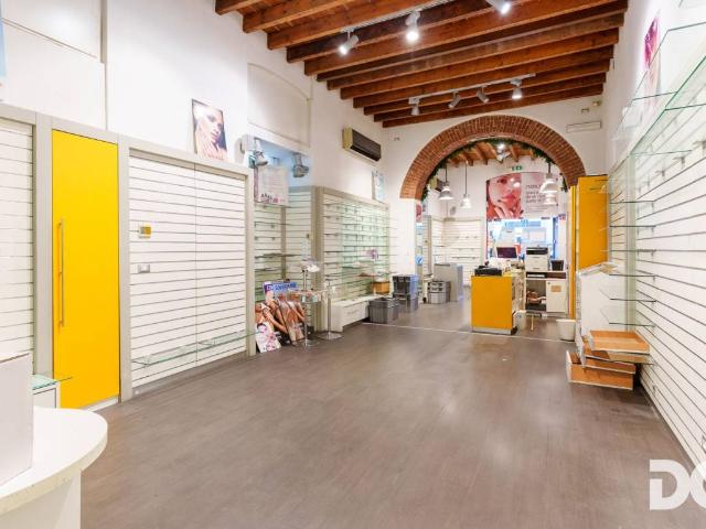 Locale Commerciale in affitto a Medio Levante, Serra Riccò