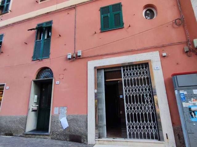 Locale Commerciale in affitto a Val Polcevera, Serra Riccò