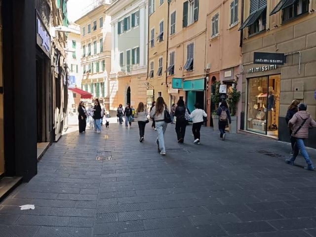 Locale Commerciale in affitto a Centro Est, Serra Riccò