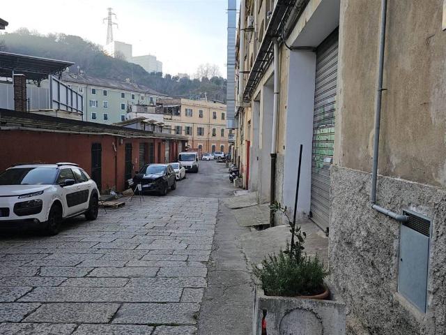 Locale Commerciale in affitto a Medio Ponente, Serra Riccò