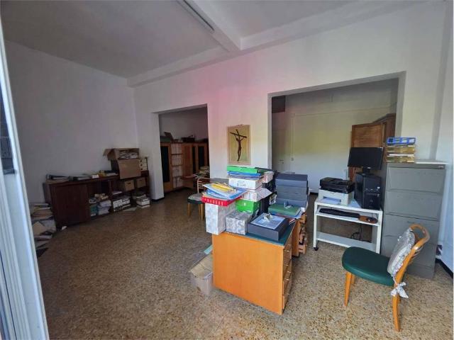 Locale Commerciale in affitto a Val Polcevera, Serra Riccò