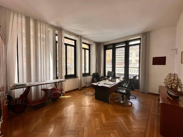 Locale Commerciale in affitto a San Vincenzo, Genova