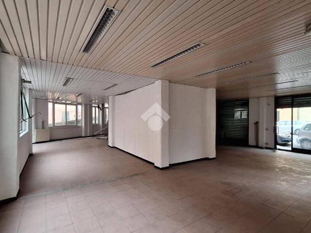 Locale Commerciale in affitto a Lazzaretto, Genova