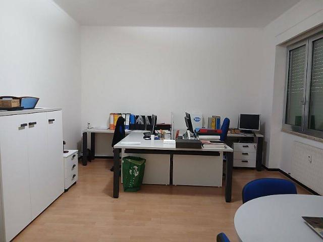 Locale Commerciale in affitto a Centro Est, Serra Riccò