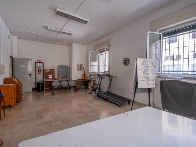 Locale Commerciale in affitto a Sampierdarena, Genova