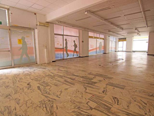 Locale Commerciale in affitto a Marassi, Genova