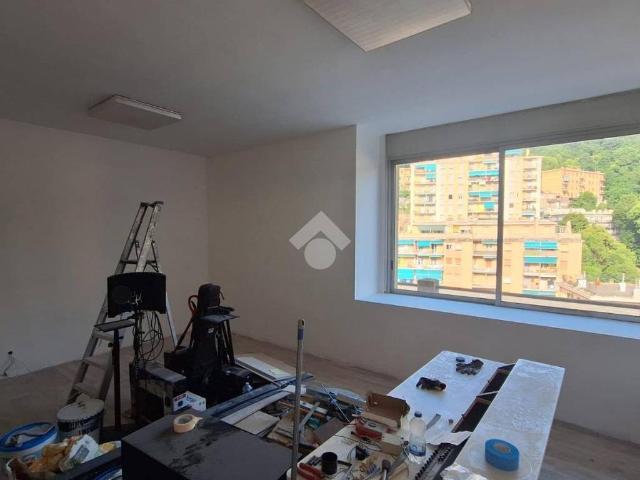 Locale Commerciale in affitto a Prione, Genova