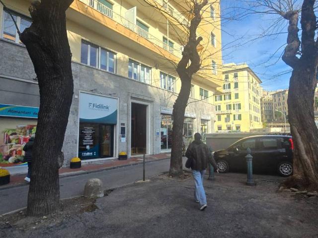 Locale Commerciale in affitto a Centro Est, Serra Riccò