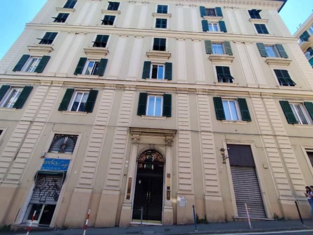 Locale Commerciale in affitto a Centro Est, Serra Riccò