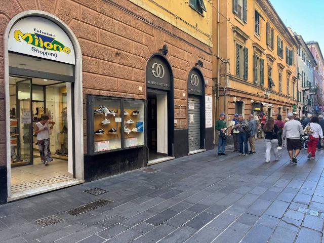 Locale Commerciale in affitto a Calcinara, Genova