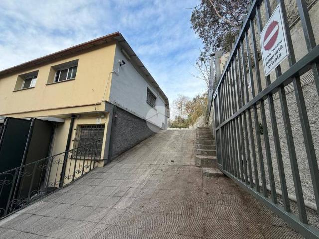 Locale Commerciale in affitto a Medio Ponente, Serra Riccò