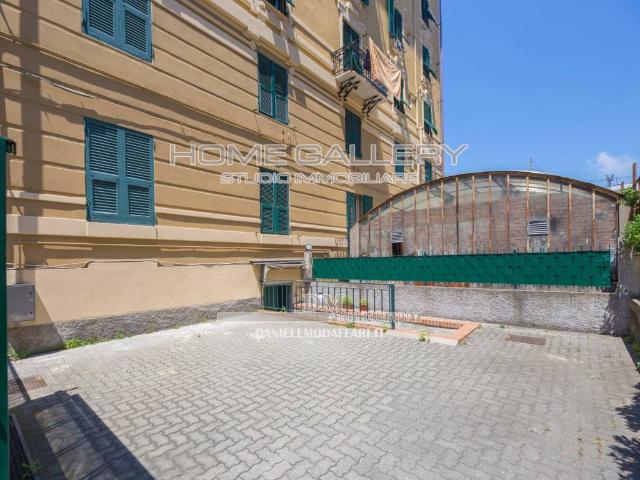 Locale Commerciale in affitto a Medio Levante, Serra Riccò