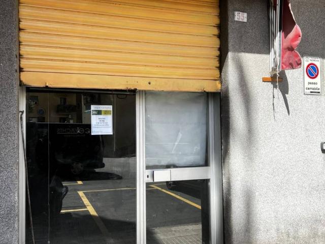 Locale Commerciale in affitto a Medio Levante, Serra Riccò