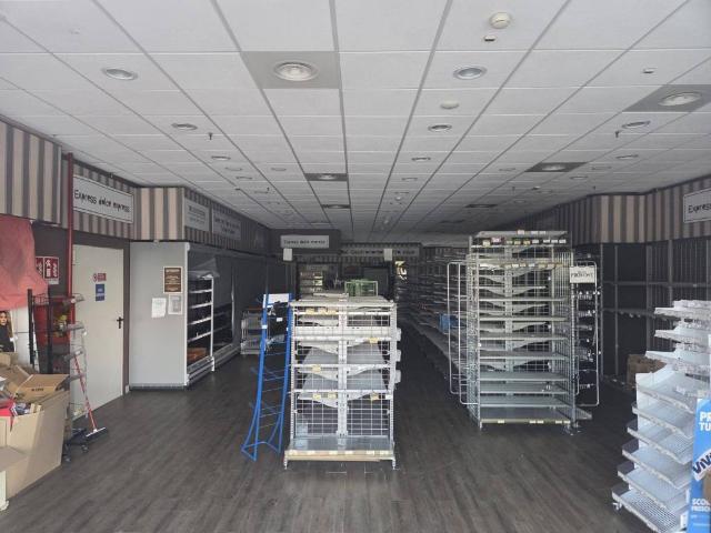 Locale Commerciale in affitto a Medio Ponente, Serra Riccò