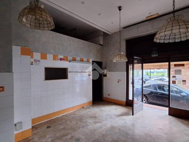 Locale Commerciale in affitto a Rivarolo, Genova