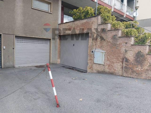 Locale Commerciale in affitto a Medio Levante, Serra Riccò