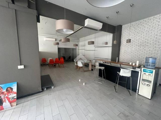 Locale Commerciale in affitto a Oregina, Genova