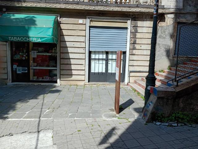 Locale Commerciale in vendita a Centro Est, Serra Riccò