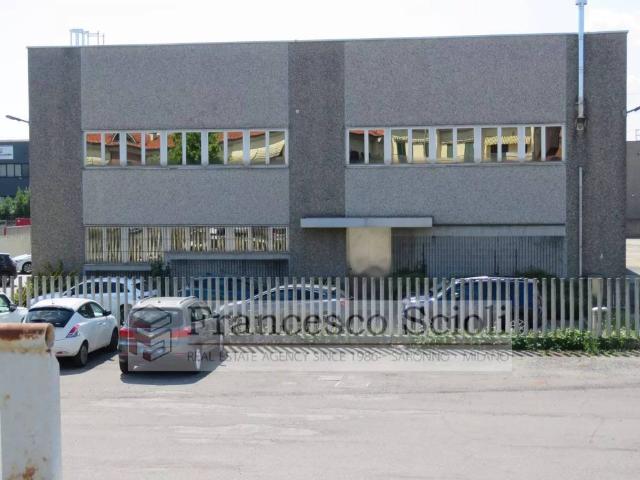 Locale Commerciale in affitto a Gerenzano, Lombardia