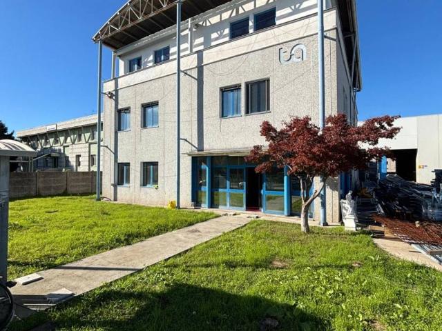 Locale Commerciale in affitto a Gessate, Lombardia