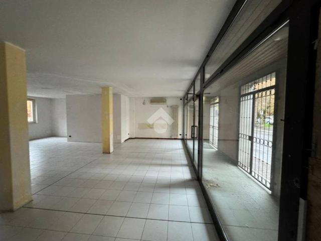 Locale Commerciale in affitto a Gessate, Lombardia