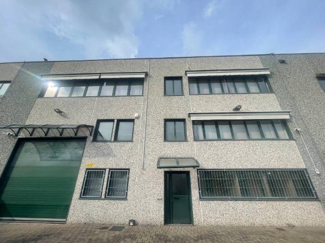 Locale Commerciale in affitto a Gessate, Lombardia