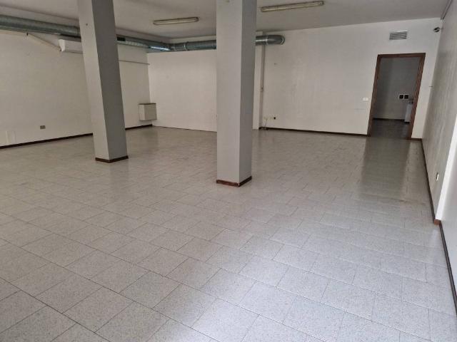 Locale Commerciale in affitto a Ghedi, Lombardia