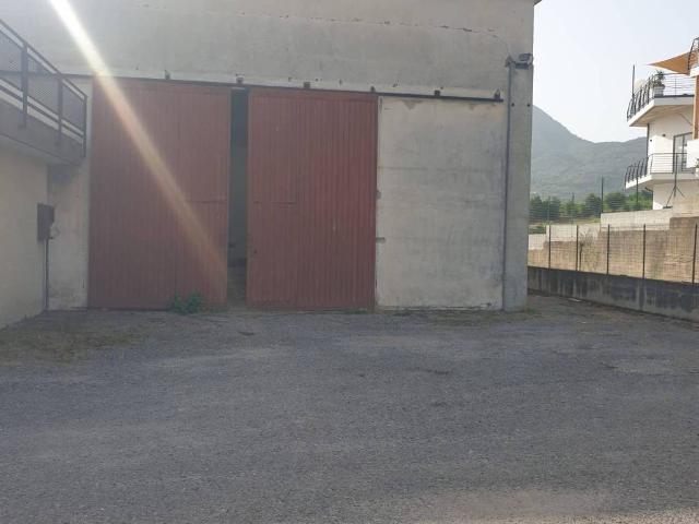 Locale Commerciale in affitto a Giffoni Sei Casali, Campania