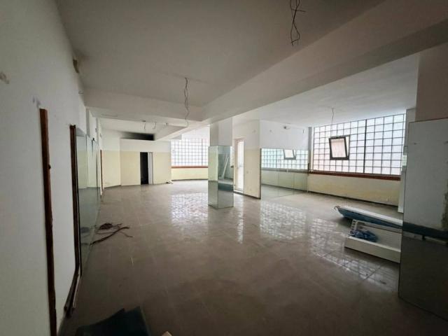 Locale Commerciale in affitto a Puglia, Bari