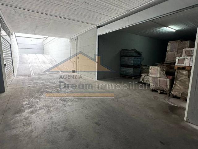 Locale Commerciale in affitto a Giugliano In Campania, Campania