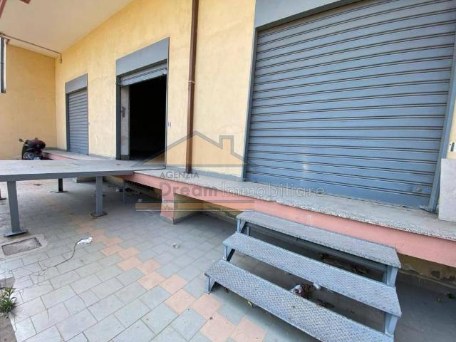 Locale Commerciale in affitto a Colonne, Giugliano In Campania