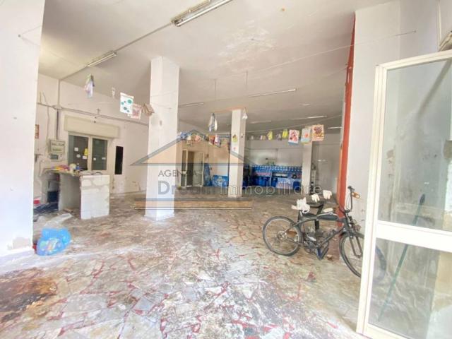 Locale Commerciale in affitto a Giugliano In Campania, Campania