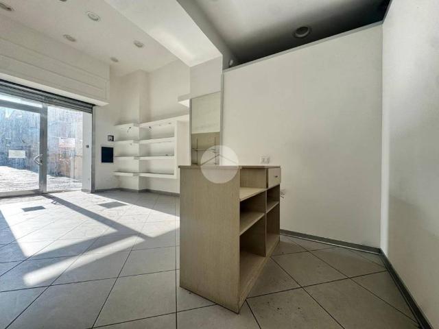 Locale Commerciale in affitto a Giugliano In Campania, Campania