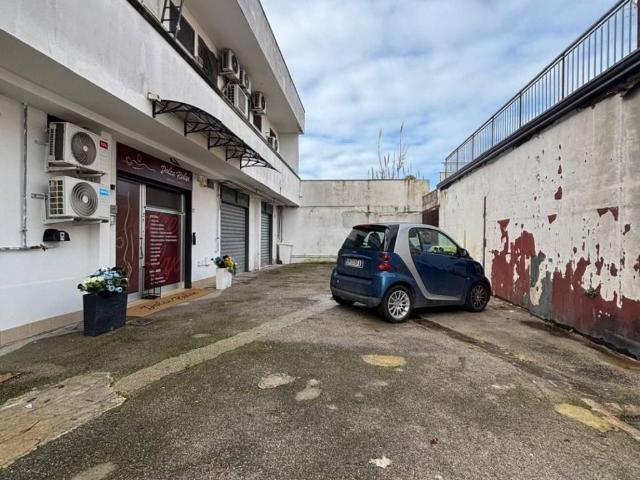 Locale Commerciale in affitto a Giugliano In Campania, Campania